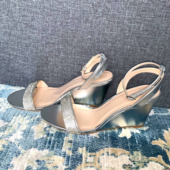 LE CHÂTEAU Embellished Metallic Wedge - Picture 4 of 8